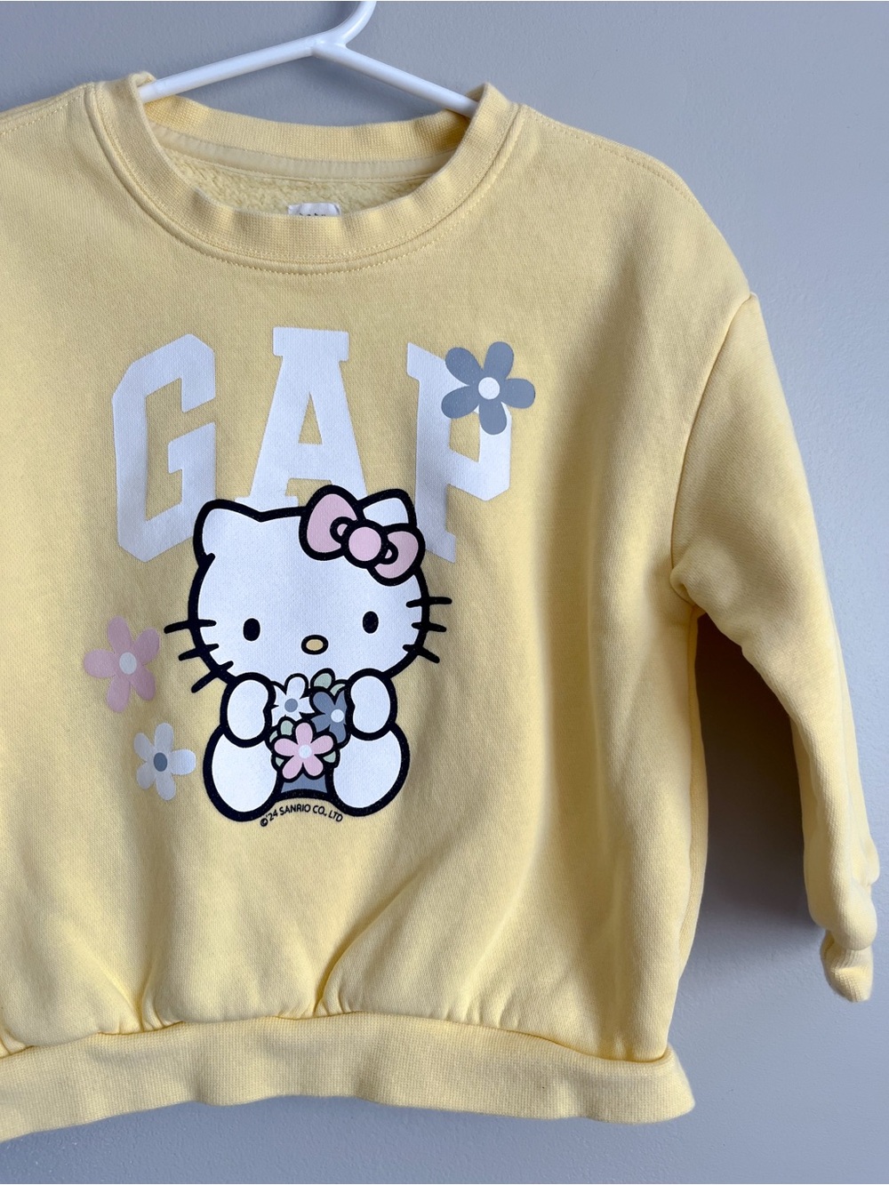 Gap Hello Kitty crewneck sweatshirt - butter yellow - size 3-4
